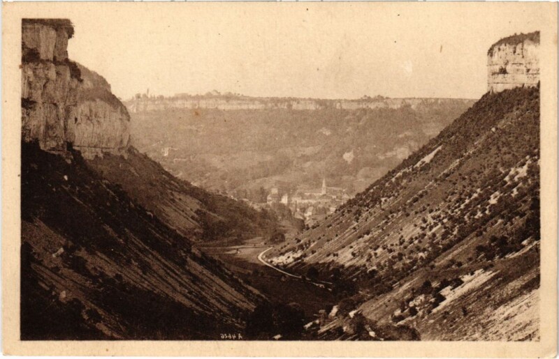 Carte postale ancienne Baume les Messieurs La Vallee , au fond de Village à Baume-les-Messieurs