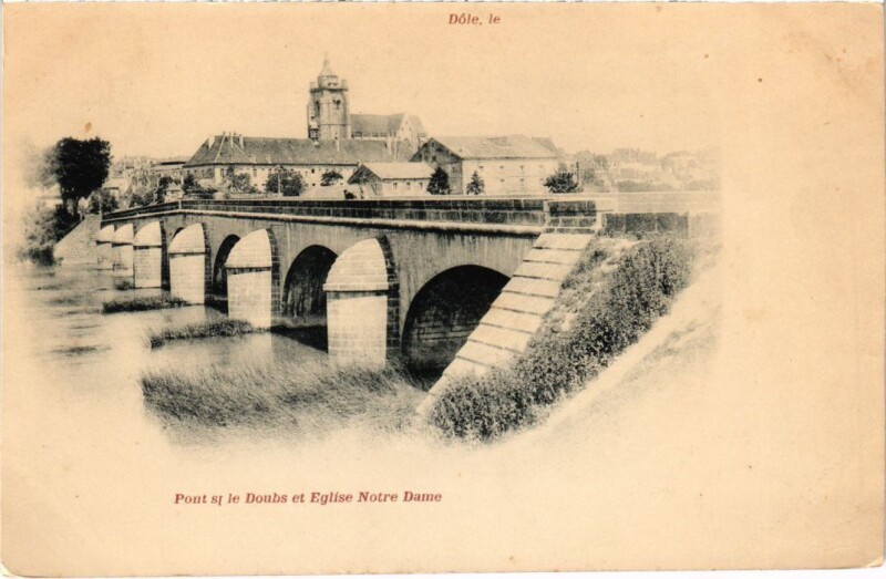 Carte postale ancienne Dole Pont le Doubs et Eglise Notre Dame