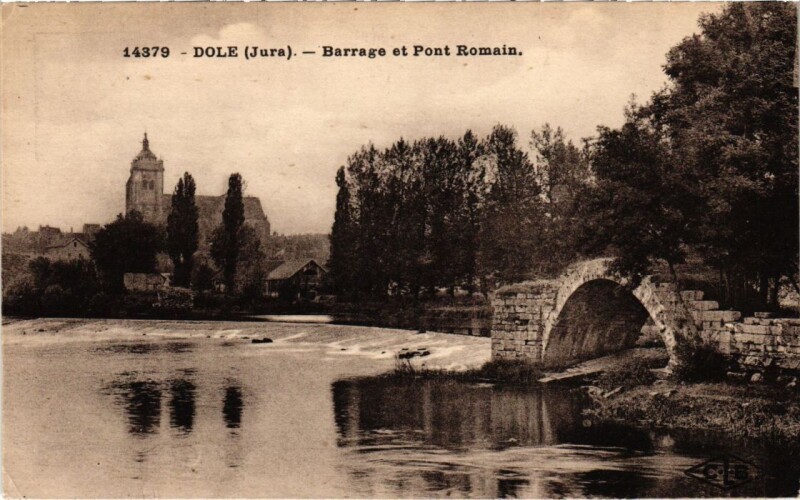 Carte postale ancienne Dole Barrage et Pont Romain à Romain