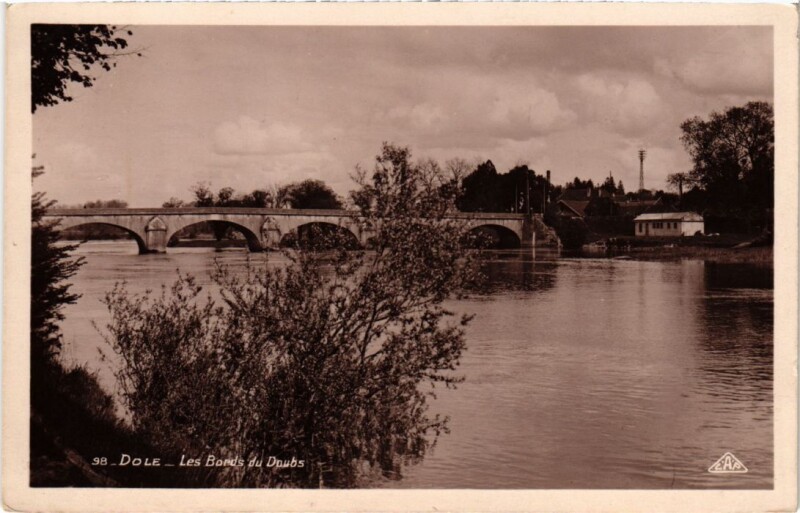 Carte postale ancienne Dole Les Bords du Doubs