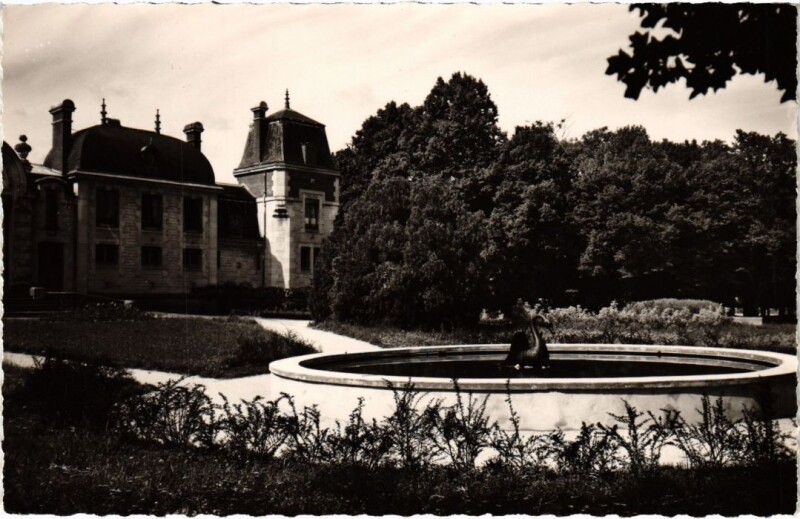 Carte postale ancienne Lons le Saunier Fontaine du Cygne à Lons-le-Saunier