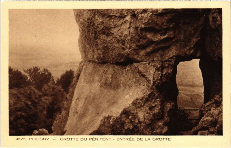 Carte postale ancienne Poligny Entree de la Grotte à Poligny