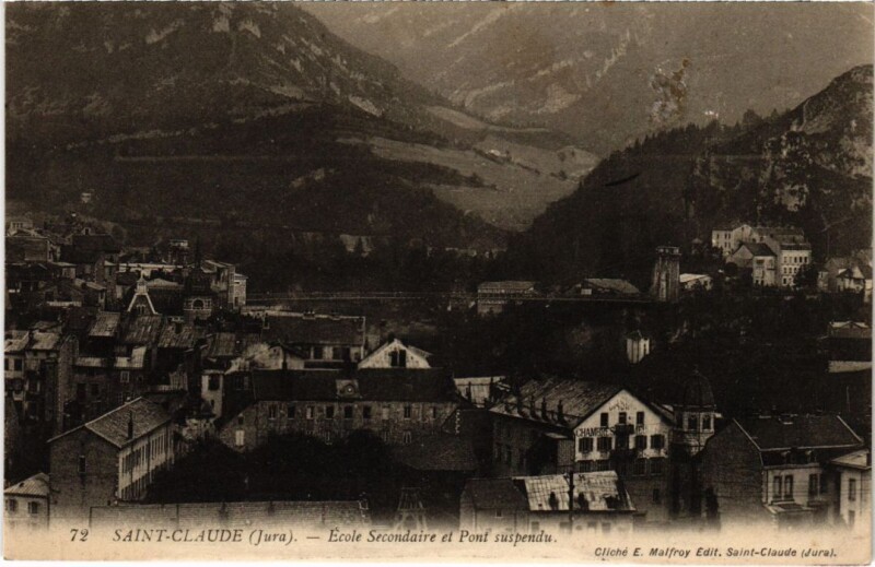 Carte postale ancienne Saint Claude Ecole Secondaire et Pont Suspendu à Saint-Claude