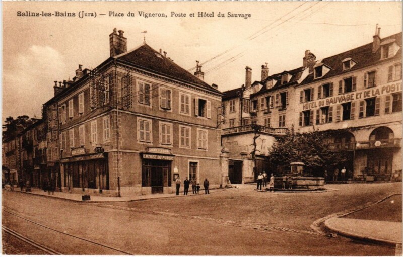 Carte postale ancienne Salins les Bains Place du Vigneron Poste&Hotel du Sauvage à Salins-les-Bains