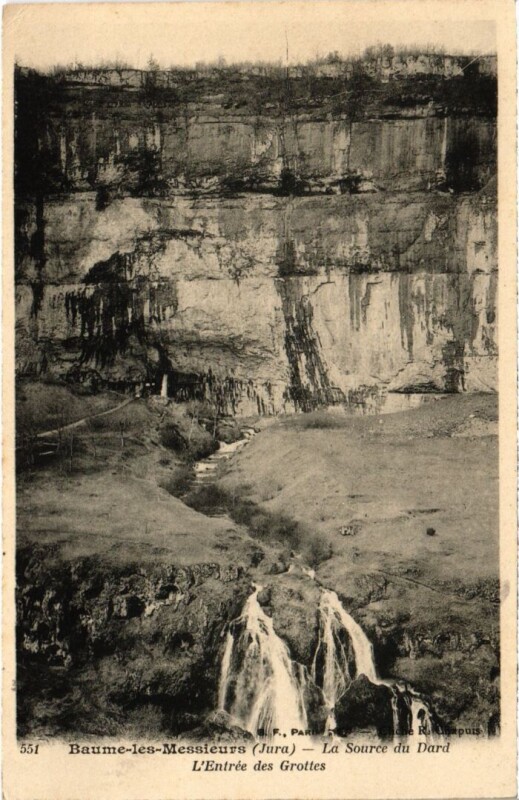 Carte postale ancienne Baume les Messieurs Source du Dard, entree des Grottes à Baume-les-Messieurs