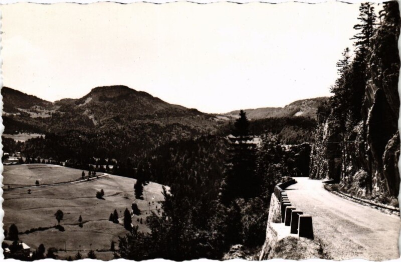 Carte postale ancienne Route de Morez a La Faucille La Vallee des Rivieres