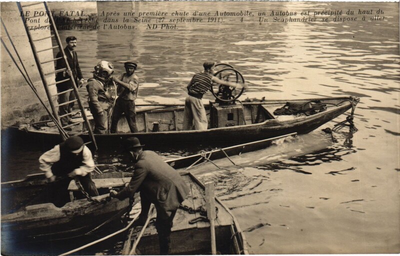 Carte postale ancienne Paris Accident Autobus dans la Seine