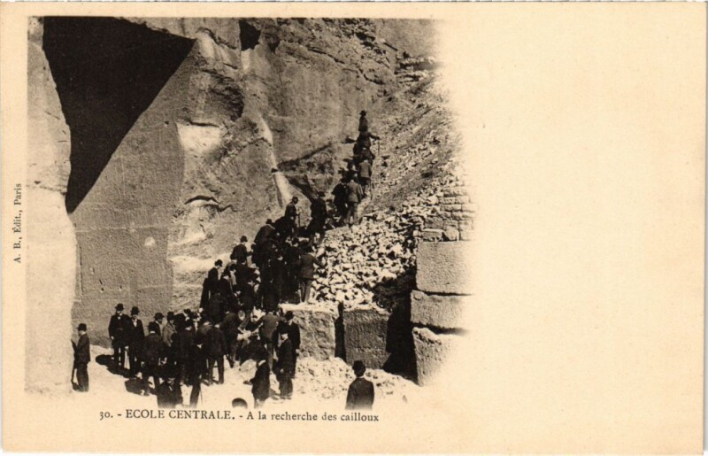 Carte postale ancienne Paris 3e Ecole Centrale a la recherche des cailloux à Paris 3e