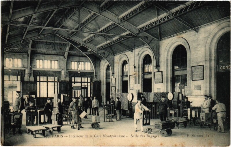 Carte postale ancienne Intérieur de la Gare Montparnasse - Salle des Bagages à Paris 15e