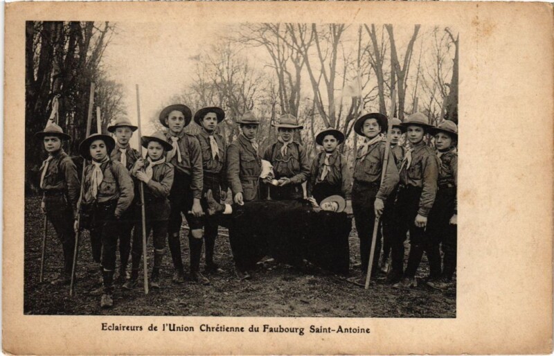 Carte postale ancienne Eclaireurs de l'Union Chrétienne du Faubourg Saint-Antoine à Paris 11e