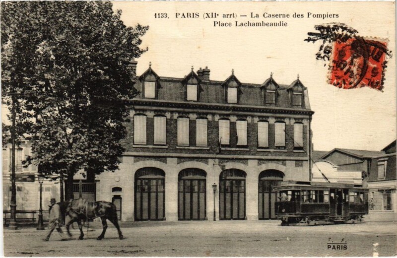 Carte postale ancienne Paris 12e Caserne des Pompiers Place Lachambeaudie F. Fleury à Paris 12e