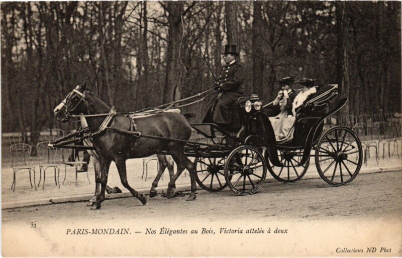 Carte postale ancienne Paris-Mondain - Nos Elégantes au Bois, Victoria attelée à deux à Paris 16e