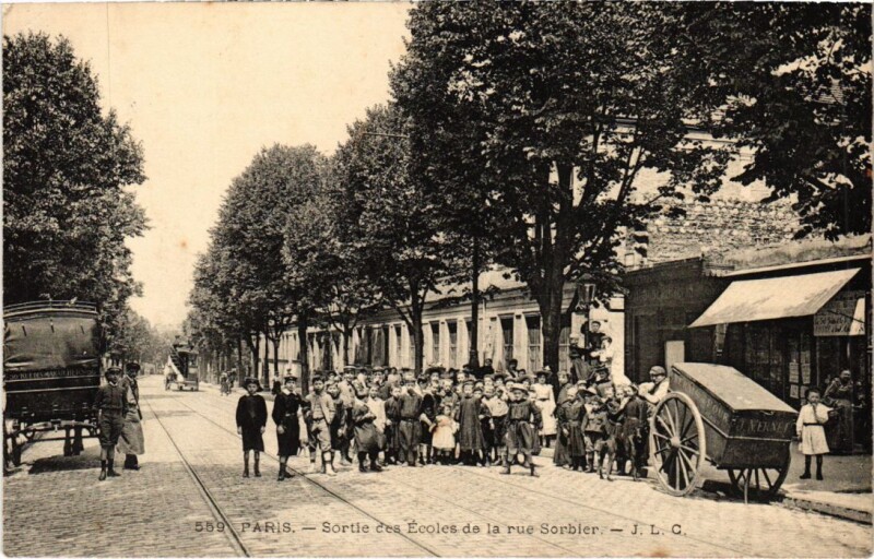 Carte postale ancienne Sortie des Ecoles de la rue Sorbier à Paris 20e