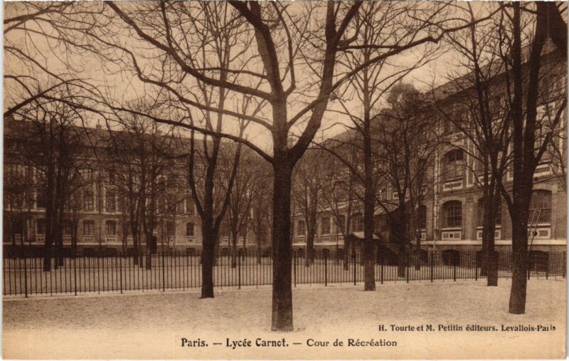 Carte postale ancienne Lycée Carnot - Cour de Récréation à Paris 17e