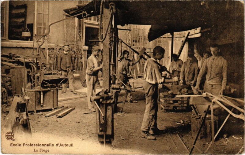 Carte postale ancienne Ecole Professionnelle d'Auteuil - La forge à Paris 16e