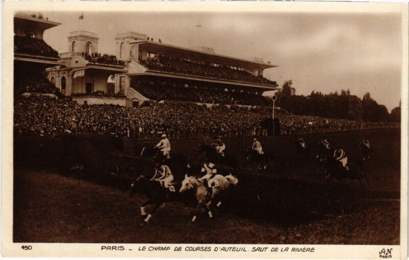 Carte postale ancienne Le Champ de Courses d'Auteuil - Saut de la rivière à Paris 16e