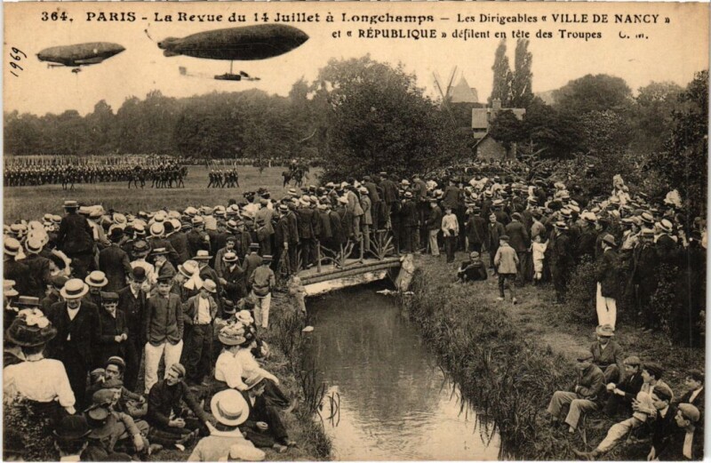 Carte postale ancienne La Revue du 14 Juillet à Longchamps - Les Dirigeables Ville de Nancy et République défilent en tête des Troupes à Paris 16e