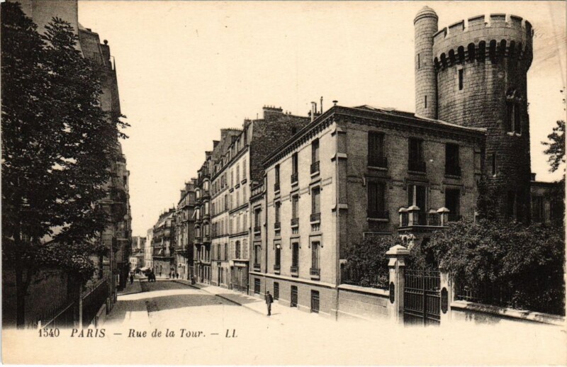 Carte postale ancienne Rue de la Tour à Paris 16e