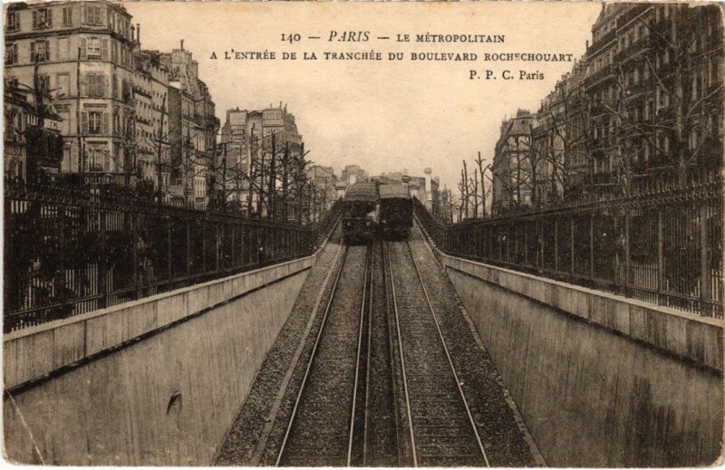 Carte postale ancienne Le Métropolitain - A l'entrée de la tranchée du boulevard Rochechouart à Paris 9e