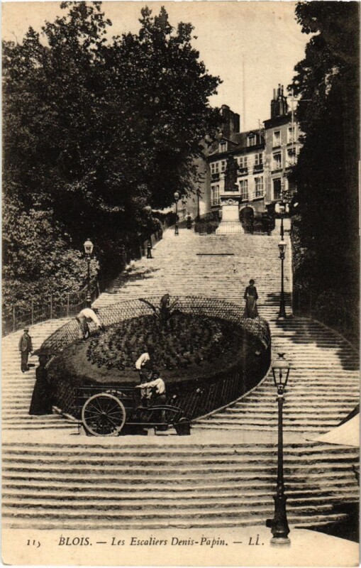 Carte postale ancienne Blois Les Escaliers Denis-Papin France à Blois