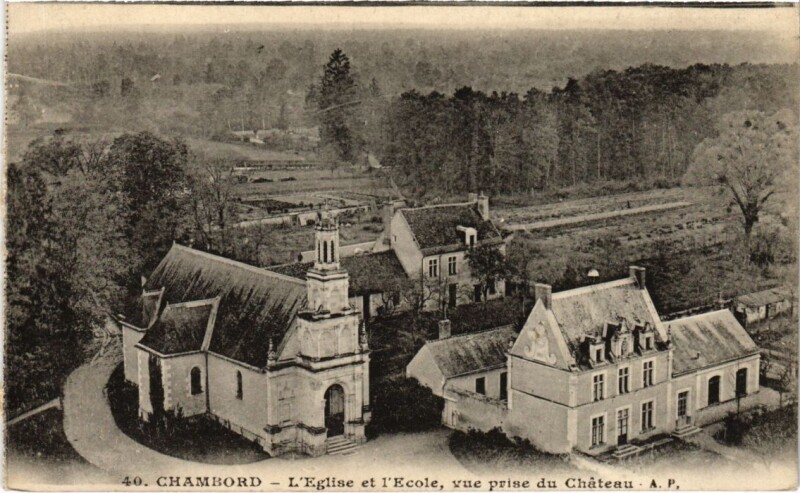 Carte postale ancienne Chambord L'Eglise et l'Ecole, vue prise du Chateau France à Chambord
