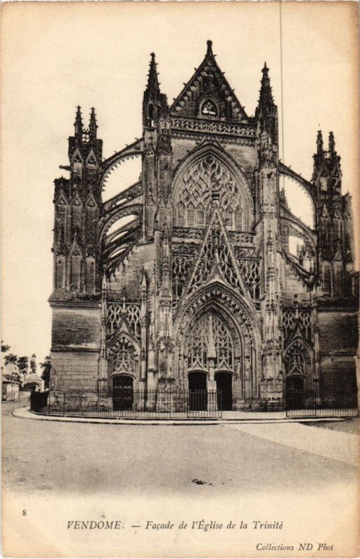 Carte postale ancienne Vendome Facade de l'Eglise de la Trinite France
