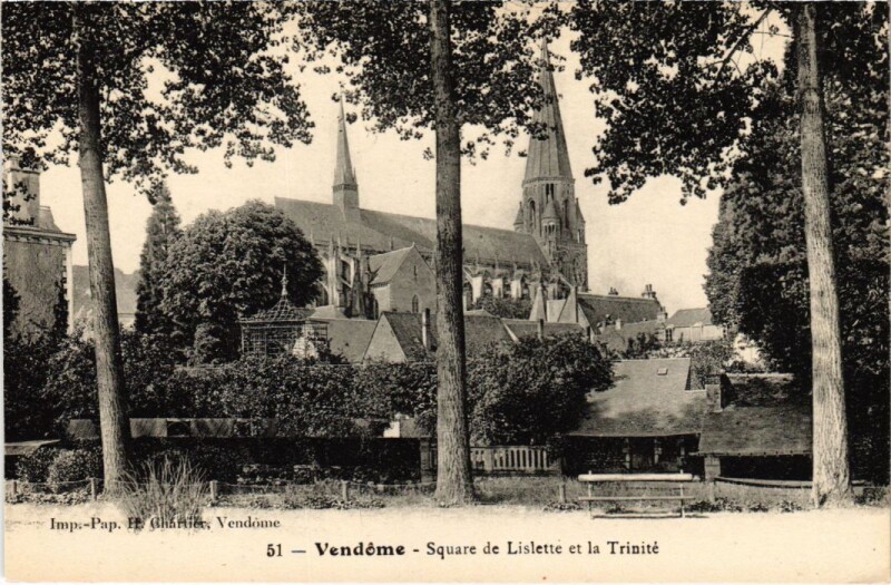 Carte postale ancienne Vendome Square de Lislette et la Trinite France à Lisle
