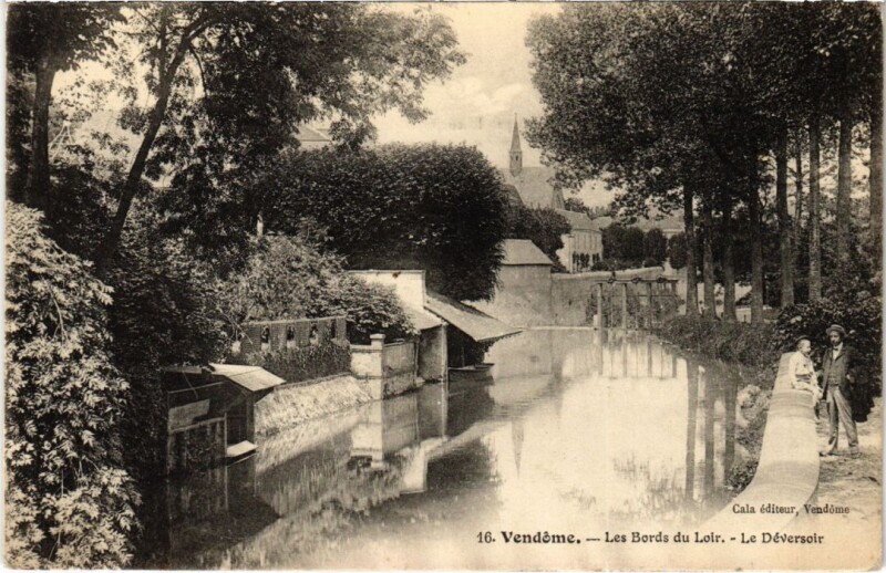 Carte postale ancienne Vendome Les Bords du Loir, Le Deversoir France