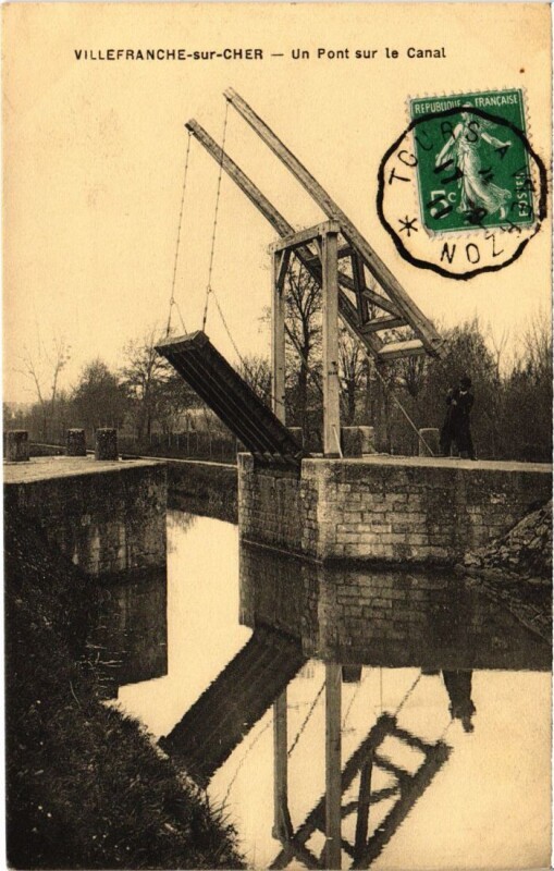 Carte postale ancienne Villefranche s Cher Un Pont sur le Canal France