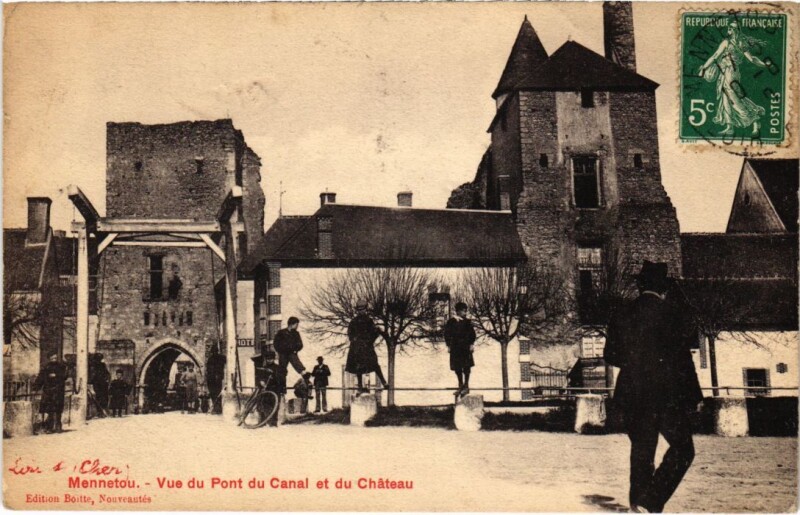 Carte postale ancienne Mennetou Vue du Pont du Canal et du Chateau France