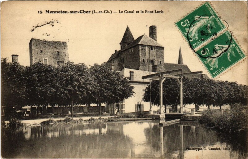 Carte postale ancienne Mennetou sur Cher Le Canal et le Pont-Levis France à Mennetou-sur-Cher