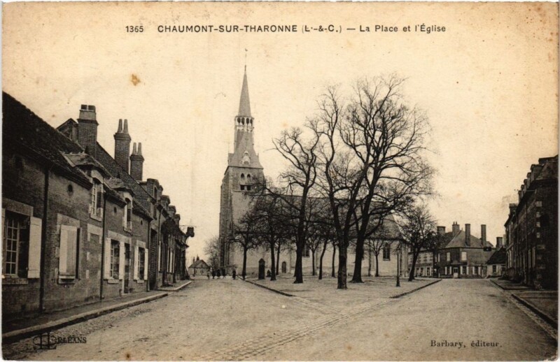 Carte postale ancienne Chaumont sur Tharonne La Place et l'Eglise France à Chaumont-sur-Tharonne