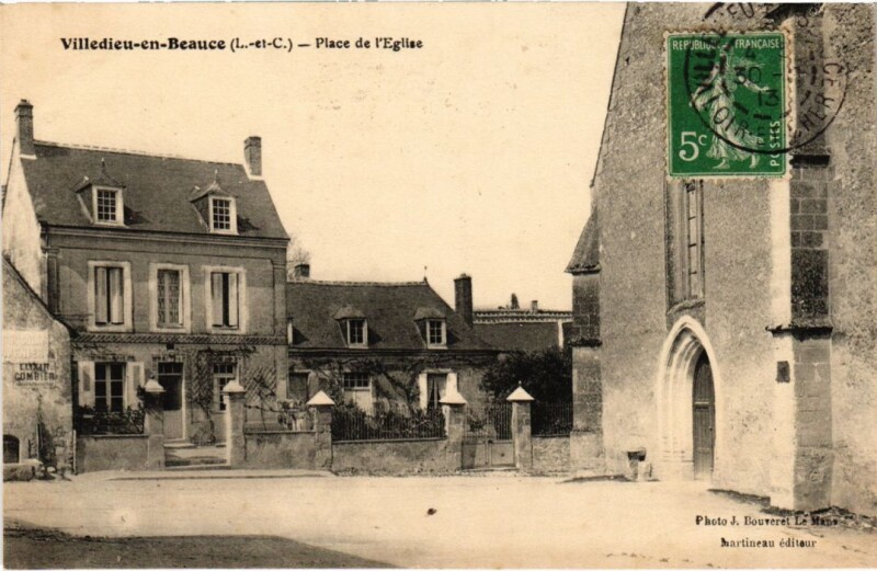 Carte postale ancienne Villedieu-en-Beauce Place de l'Eglise France