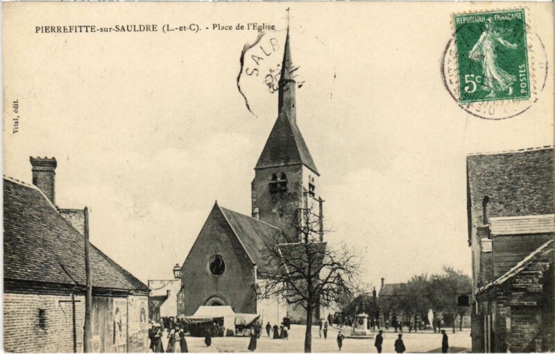 Carte postale ancienne Pierrefitte-sur-Sauldre Place de l'Eglise France à Pierrefitte-sur-Sauldre