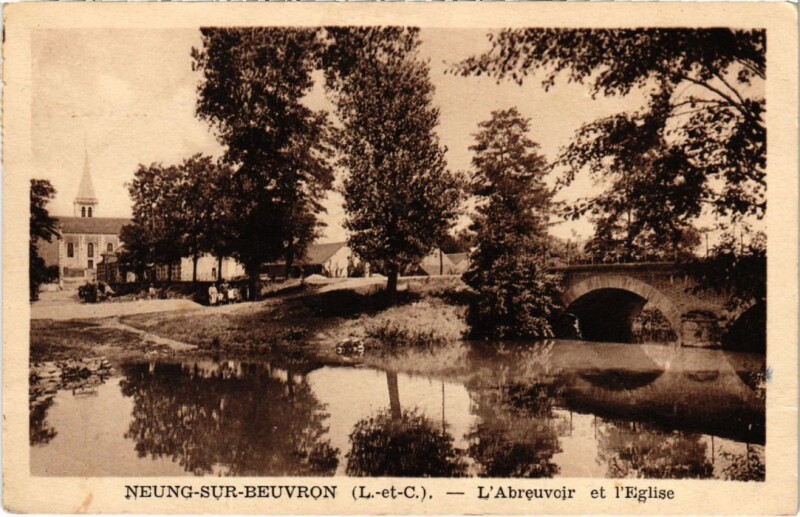 Carte postale ancienne Neung-Sur-Beuvron L'Abreuvoir et l'Eglise France à Neung-sur-Beuvron