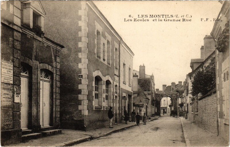 Carte postale ancienne Les Montils Les Ecoles et la Grande Rue France aux Montils