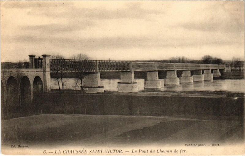 Carte postale ancienne La Chaussee Saint-Victor Le Pont du Chemin de fer France
