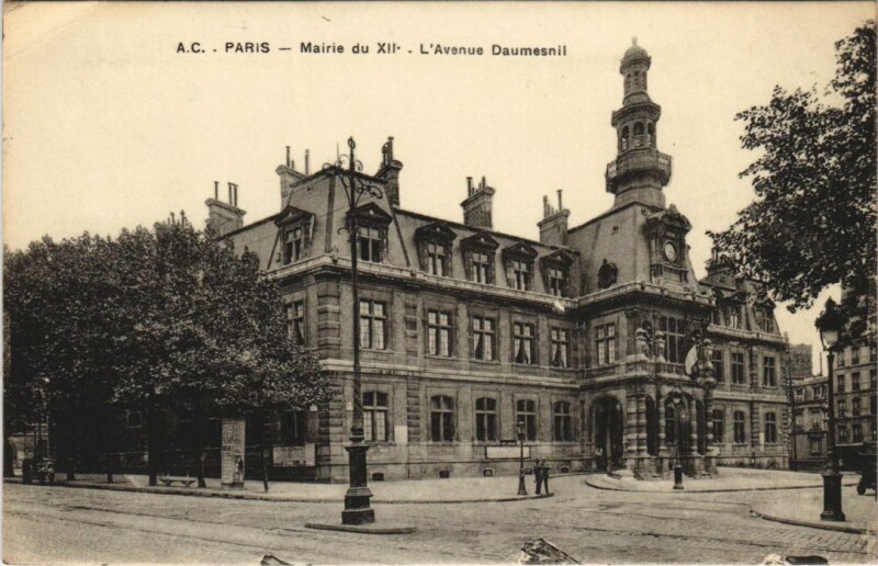 Carte postale ancienne Mairie du XIIe - L'Avenue Daumesnil à Paris 12e