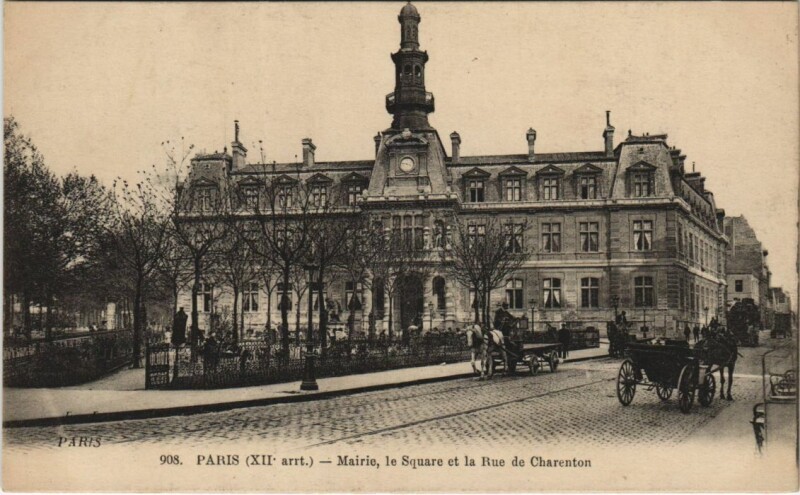 Carte postale ancienne Mairie, le Square et la Rue de Charenton à Paris 12e