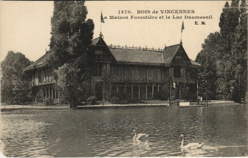 Carte postale ancienne Bois de Vincennes - La Maison Forestière et le Lac Daumesnil à Paris 12e