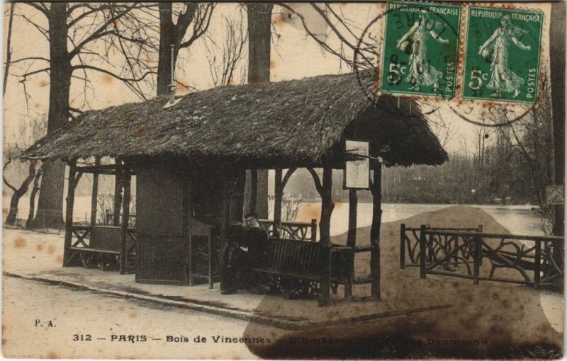 Carte postale ancienne Le Bois de Vincennes - L'Embarcadère du Lac Daumesnil à Paris 12e