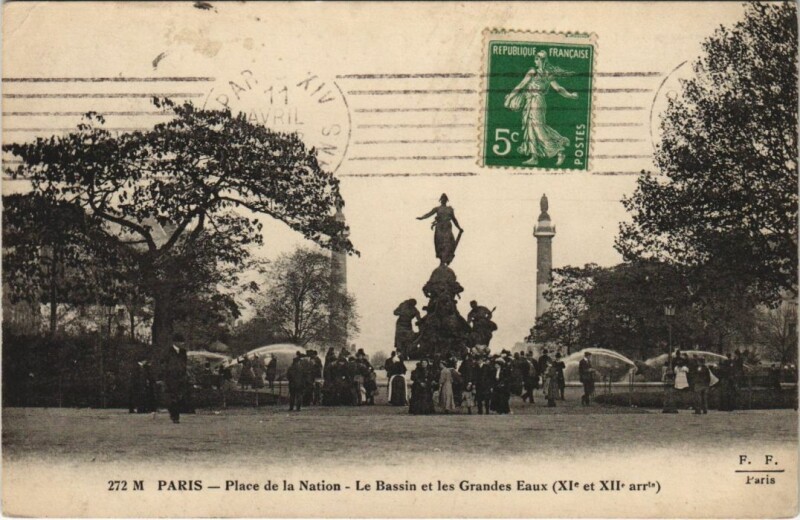 Carte postale ancienne Paris 12e Place de la Nation Statue de la République