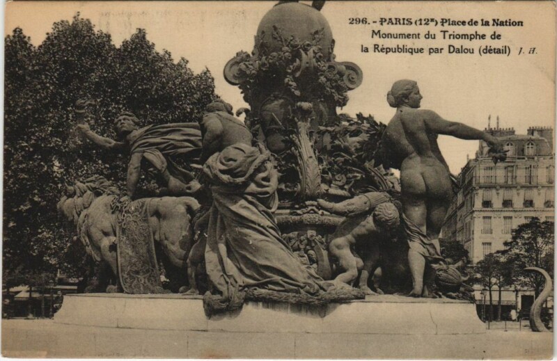Carte postale ancienne Paris 12e Place de la Nation Statue de la République
