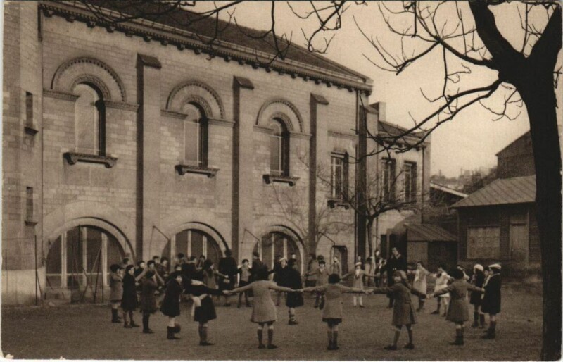 Carte postale ancienne Oeuvre de la Croix Saint-Simon à Paris 20e