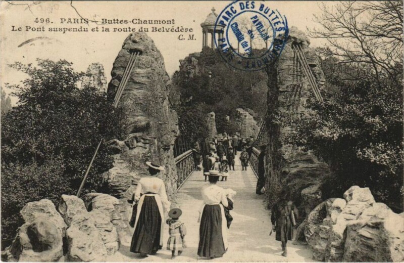 Carte postale ancienne Buttes-Chaumont - Le Pont Suspendu et la route du Belvédère à Paris 19e