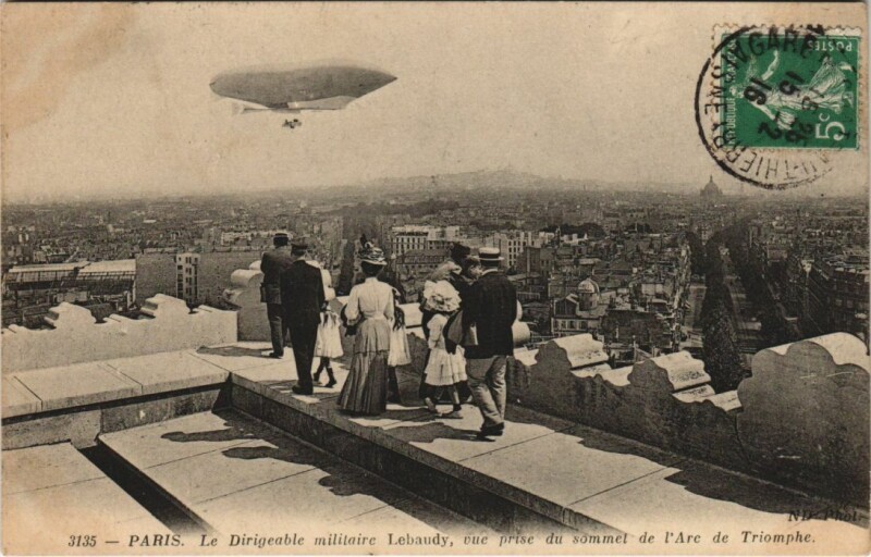 Carte postale ancienne Paris 17e Arc de Triomphe de l'Etoile Dirigeable, Aviation