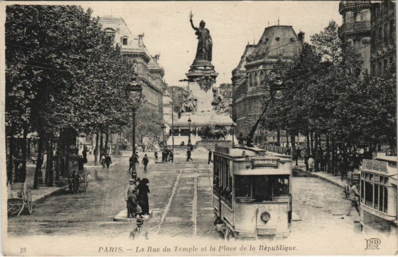 Carte postale ancienne Paris 3e Rue du temple Place de la République