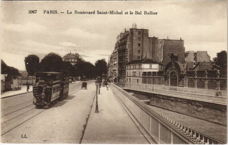 Carte postale ancienne Le Boulevard Saint-Michel et le Bal Bullier à Paris 5e