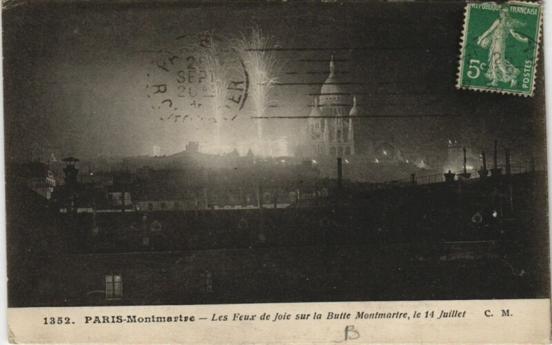 Carte postale ancienne Feux de joie tirés sur les Réservoirs de la Butte Montmartre le 14 Juillet à Paris 9e