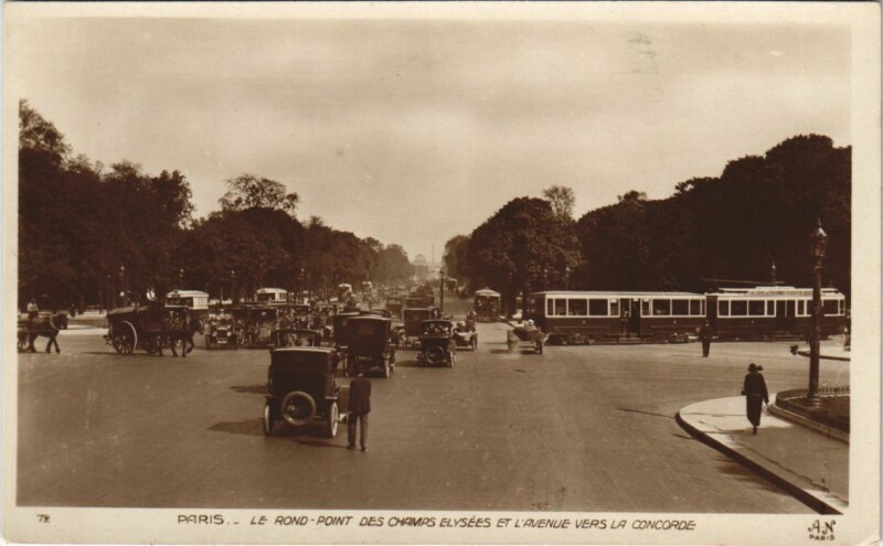 Carte postale ancienne Paris 8e Champs-Elysées